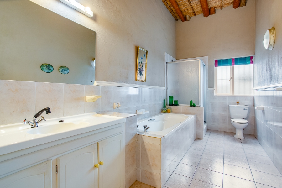 5 Bedroom Property for Sale in Uitsig Western Cape